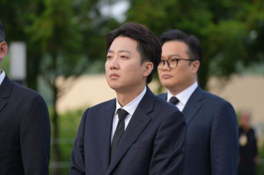 이준석 개혁신당 대선 후보가 23일 경남 김해시 진영읍 봉하마을을 방문해 노무현 전 대통령 묘역을 참배하고 있다. [사진=개혁신당 제공]