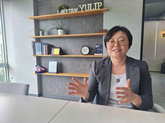 하주희 변호사(법무법인 율립)는 23일 “5·18 당시 군과 경찰 등의 국가권력이 임무를 수행하는 과정에서 성폭력을 저질렀다”며 "국가는 과거사 청산을 위해 진상을 정확히 규명하고 피해자 배·보상과 명예회복, 가해자 처벌과 재발 방지 제도, 화해와 역사화 등을 추진해야 한다”고 말했다. [사진=정현환 기자]