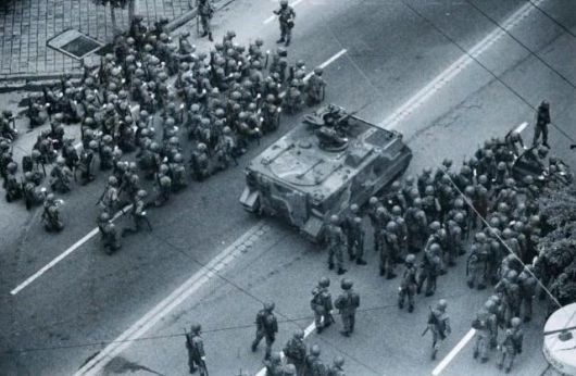 1980년 5·18 민주화운동 당시 투입된 계엄군과 장갑차. [사진=5·18 기념재단 제공]