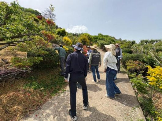 농업인, 이장, 행정복지센터 공무원이 이상저온 과수 피해 정밀 조사를 하고 있다. [사진=순천시]