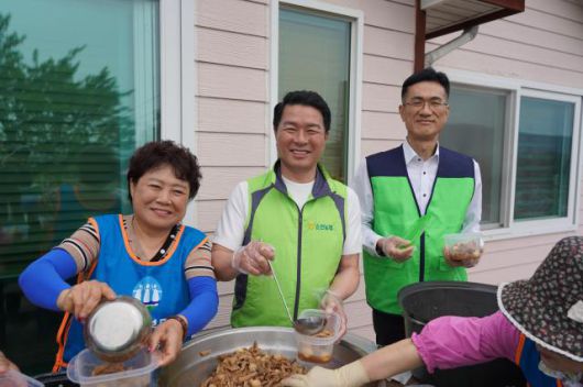 최남휴 순천농협 조합장이 김치를 만들고 사진을 찍고 있다. [사진=순천농협]