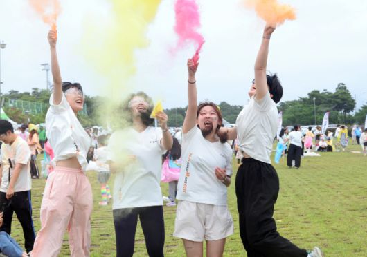 지난 24일 열린 컬러레이스에서 컬러파우더를 뿌리며 친구들과 행사를 즐기고 있다.[사진=렛츠런파크 부산경남]