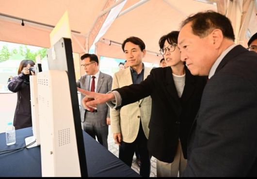 이병선 속초시장(오른쪽 첫번째)이 '2025 설악 무산 문화 축전'을 참관하고 있다. [사진=속초시]