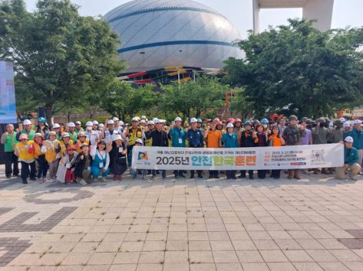 2025년 안성시 재난대응 안전한국훈련 참석자들이 기념사진을 찍고 있다. [사진=안성시]