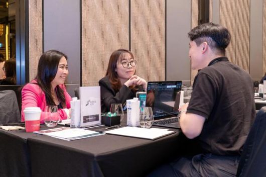 세미나 이후 진행된 트래블 마트에서 참가자들이 비즈니스 네트워킹을 하고 있다.