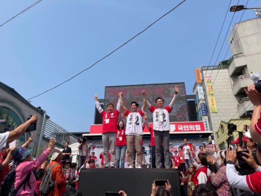 김문수 국민의힘 대선 후보가 31일 강원 홍천군 꽃뫼공원에서 열린 홍천군·횡성군·영월군·평창군 합동유세에서 지지를 호소하고 있다. [사진=이다희 기자]