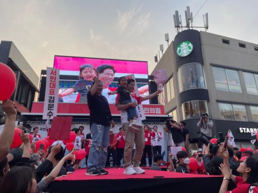 김문수 국민의힘 대선 후보가 31일 오후 경북 포항 북포항우체국 앞에서 유세를 펼치고 있다. [사진=이다희 기자]