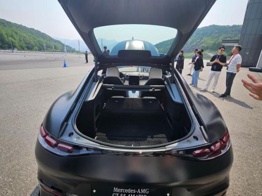 경기도 용인 AMG 스피드웨이에서 AMG GT 55 4MATIC+를 타고 직접 주행하는 모습[사진=벤츠 코리아]