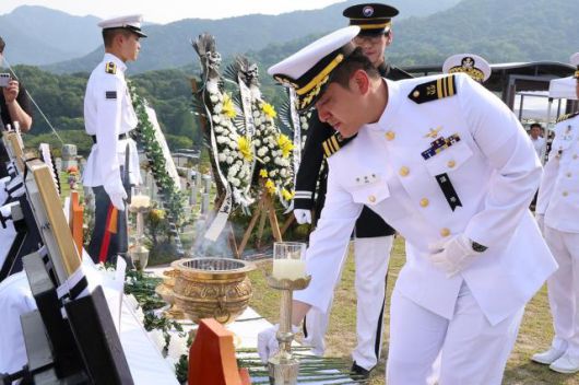 1일 오후 대전 유성구 국립대전현충원에서 엄수된 해군 초계기 추락 사고로 순직한 장병들의 안장식에서 해군 항공사령부 간부들이 헌화하고 있다. [사진=연합뉴스]