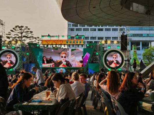 부산 센텀맥주축제 방문객들이 테이블에서 이야기를 나누며 맥주를 마시고 있다. [사진=홍승완 기자]