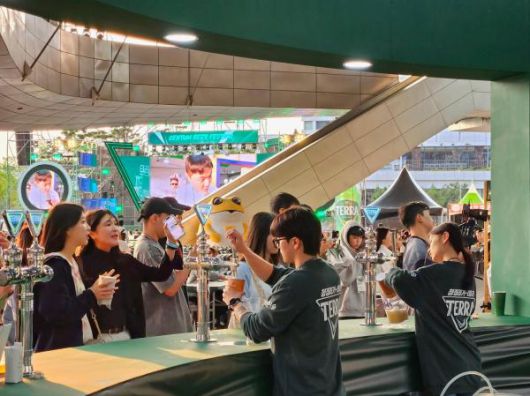 지난달 30일 부산 영화의전당 두레라움광장에서 열린 부산 센텀맥주축제에서 방문객들이 맥주 부스에서 테라를 기다리는 모습 [사진=홍승완 기자]