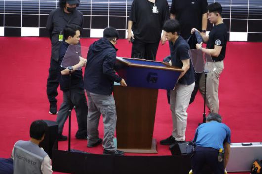 제21대 대통령 선거일인 3일 서울 여의도 국회 본청 로텐더홀에서 작업자들이 다음날 대통령 취임식을 준비하고 있다. 2025.6.3 [사진=연합뉴스]