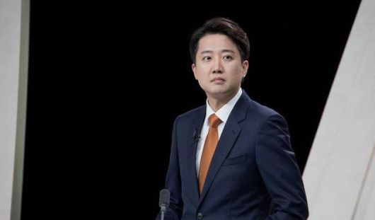 개혁신당 이준석 후보가 27일 서울 마포구 상암동 MBC 스튜디오에서 열린 정치 분야 TV토론회를 준비하고 있다. [사진=국회사진기자단]