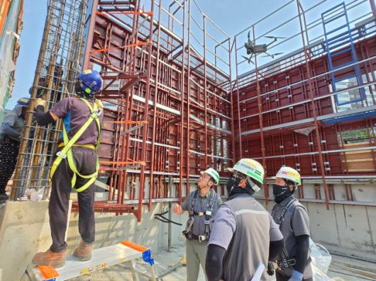 HDC현대산업개발은 안전 품질을 개선해 건설 기술 경쟁력을 강화해 나가 아이파크 품질을 높이고 있다. 사진은 익산 부송 아이파크 현장에서 드론이 업무 모니터링하고 있는 모습으로 드론은 근로자들의 안전모 착용, 안전고리 체결 여부, 위급상황 등 안전 사항을 실시간으로 점검한다. [사진=HDC현대산업개발]