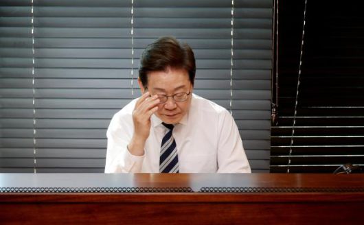 이재명 대통령이 4일 인천 계양구 사저에서 군 통수권 이양 보고를 받기 위해 김명수 합참의장과의 전화 통화를 준비하고 있다. 2025.6.4 [사진=연합뉴스]