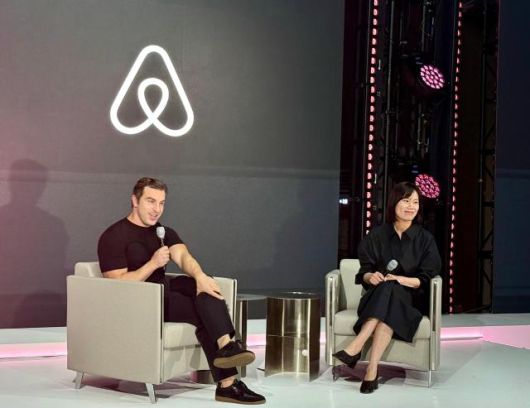 4일 서울 용산구 리플레이스 한남에서 열린 기자간담회에서 브라이언 체스키 에어비앤비 공동 창업자 겸 CEO(왼쪽)가 서가연 에어비앤비 컨트리 매니저와 간담회를 진행하고 있다. [사진=김다이 기자]