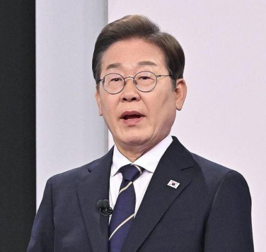 더불어민주당 이재명 대선후보가 18일 서울 마포구 상암동 SBS 프리즘센터 스튜디오에서 열린 제21대 대선 1차 후보자 토론회를 준비하고 있다. [사진=국회사진기자단]