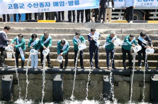 공영민 고흥군수를 비롯해 고흥군의회 의원, 고흥군수협 조합장, 기관·단체장협의회 회원, 어업인 등 80여 명이 참석해 감성돔을 방류 하고 있다. [사진=고흥군]