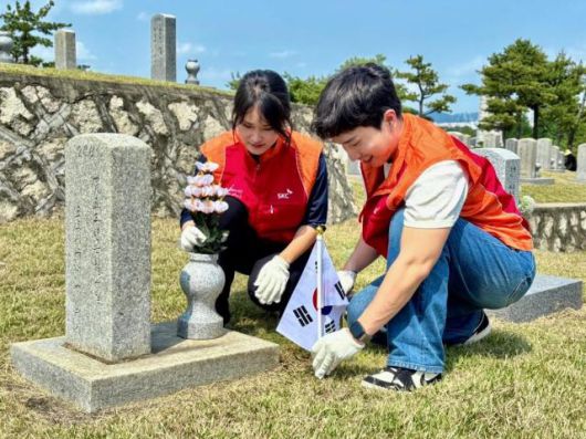 SKC와 ISC 구성원 들이 서울 동작구 국립서울현충원에서 묘역 정화활동을 하고 있다. [사진=SKC]