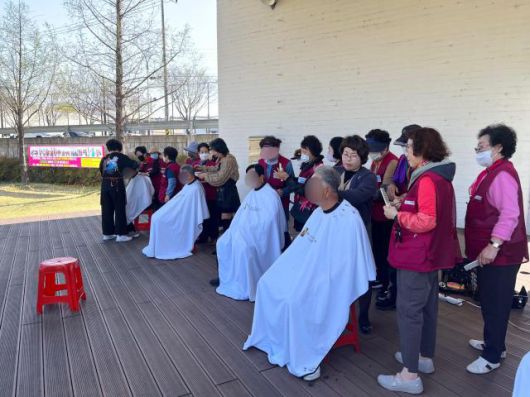 ‘은빛손길미용봉사단’ 단원들의 봉사활동 모습. [사진=김규남 기자]