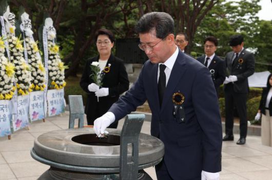 정인화 광양시장과 권향엽 국회의원, 최대원 광양시의회 의장을 비롯해 국가유공자와 유족, 도·시의원, 보훈단체장, 기관·단체 관계자, 공무원 등 600여 명이 참석해 나라를 위해 목숨을 바친 이들을 추모했다. [사진=광양시]