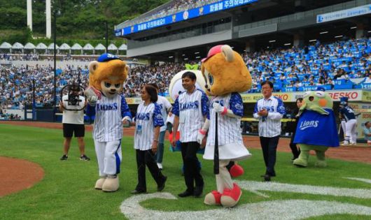 지난 6일 오후, 삼성라이온즈파크에서 열린 프로야구 경기에서는 파바시 모한 박사와 그의 아들 아디티아 모한이 특별 시구·시타자로 초청됐다. [사진=대구수성구]
