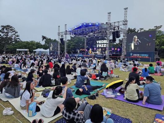 ‘2025 여수재즈페스티벌’이 지난 7일 예술의 섬 장도에서 열린 가운데 1,000여 명의 관객을 동원하며 성공적으로 마무리됐다. [사진=여수시]