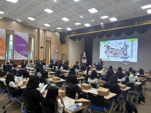 전라남도여수교육지원청(교육장 백도현)은 지난 5일 ‘지역주도형 글로컬독서인문학교 입학식’을 열고, 이순신 의(義) 정신을 바탕으로 한 본격적인 인문교육 운영에 들어갔다. [사진=여수교육청]