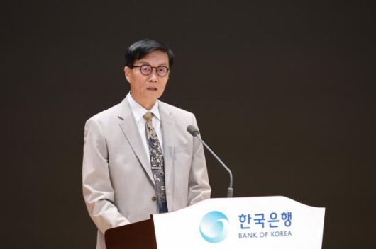 이창용 한국은행 총재가 12일 오전 서울 중구 한국은행에서 한국은행 창립 제75주년 기념사를 낭독하고 있다. [사진=한국은행]