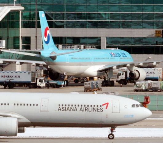 지난해 11월 인천국제공항 활주로와 주기장에 대한항공-아시아나항공 여객기가 보이고 있다. [사진=연합뉴스]