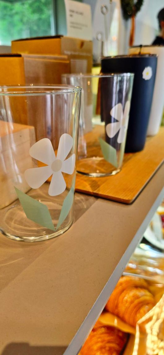 데이지 텀블러와 데이지 유리컵 [사진=기수정 기자]