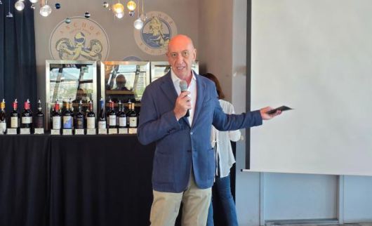안티노리의 세일즈 마케팅 엑스퍼트인 귀도 바누치(Guido Vannuchi)가 12일 서울 반포구 세빛섬 '무드서울'에서 시음회에 선보이는 와인 라인업을 소개하고 있다. [사진=김현아 기자]