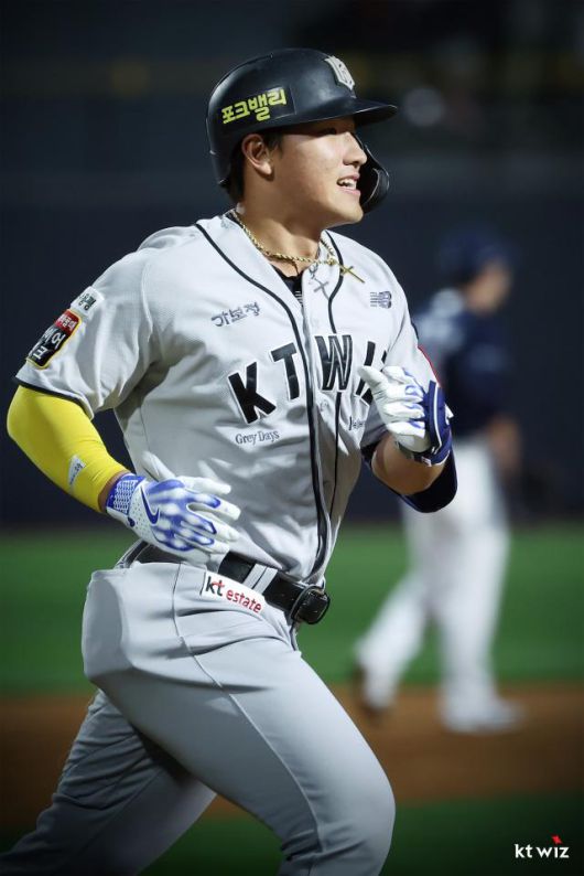 5월 29일 경기도 수원 케이티위즈파크에서 열린 프로야구 2025 신한 SOL 뱅크 KBO리그 두산 베어스와 kt wiz의 경기. 5회 kt 안현민이 만루 홈런을 치고 그라운드를 돌고 있다. [사진=kt 위즈]