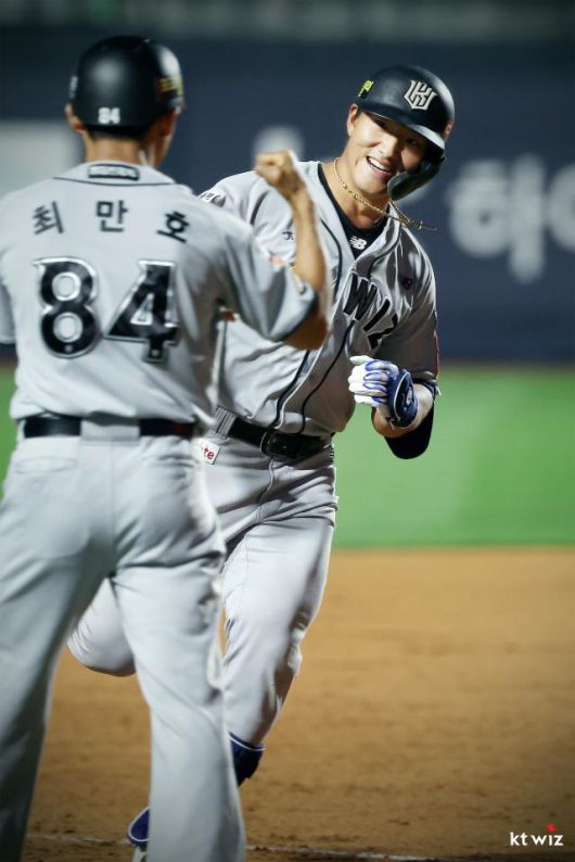 29일 경기도 수원 케이티위즈파크에서 열린 프로야구 2025 신한 SOL 뱅크 KBO리그 두산 베어스와 kt wiz의 경기. 5회 kt 안현민이 만루 홈런을 치고 그라운드를 돌고 있다. [사진=kt 위즈]