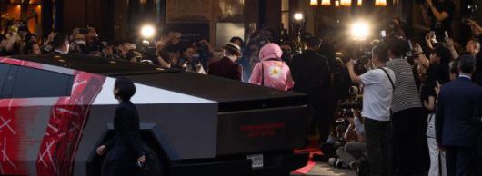 가수 지드래곤(GD,권지용)이 13일 오후 서울 용산구 그랜드 하얏트 서울 호텔에서 열린 '피스마이너스원 프리미엄 하이볼 론칭 파티-더 시그널(THE SIGNAL)'에 사이버트럭을 타고 참석하고 있다. 2025.06.13[사진=유대길 기자 dbeorlf123@ajunews.com]