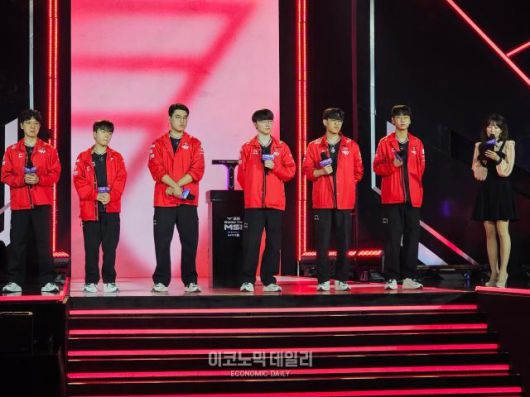 T1 선수들이 14일 부산 사직실내체육관에서 열린 ‘2025 LCK 로드 투 MSI’ 4라운드 KT과 경기에서 승리 후 인터뷰를 하고 있다. [사진=선재관 기자]