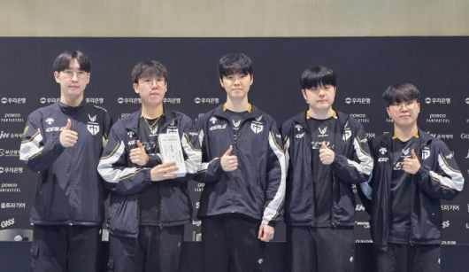 젠지 선수단이 13일 부산 사직실내체육관에서 열린 ‘2025 LCK 로드 투 MSI’ 3라운드 우승 후 기념 사진을 촬영하고 있다.[사진=선재관 기자]