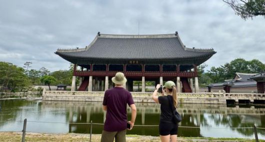 경복궁 경회루 앞에서 외국인 관광객들이 사진을 촬영하고 있다. [사진=강상헌 기자]