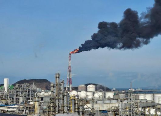 Factories at work in Daesan complex located in South Chungcheong Province/ Yonhap
