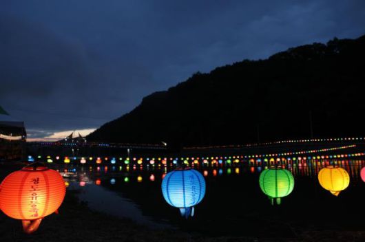 제17회 청도유등제를 맞아 설치된 유등이 빛을 발하고 있다. [사진=청도군]