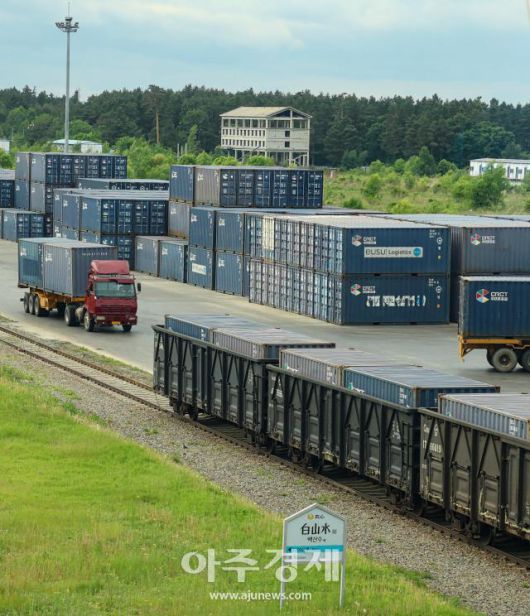 이도백하에서 포장된 백산수는 공장과 바로 연결된 철로를 통해 대련으로 운송된다. 남궁진웅 timeid@