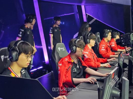 15일 부산 사직실내체육관에서 ‘2025 LCK 로드 투 MSI’ 마지막 라운드를 앞두고 최종 테크체크중인 T1 선수단[사진=선재관 기자]