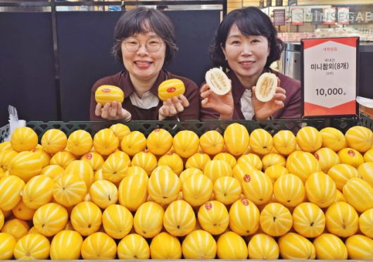 신세계 센텀시티가 지하 1층 푸드마켓에서 여름철 인기 과일인 미니 참외를 판매 중이다.[사진=신세계 센텀시티]