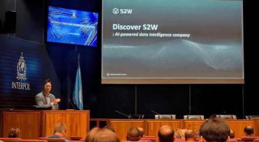 서현민 S2W 이사, 인터폴 사이버범죄 전문가 그룹 연례 컨퍼런스 현장 발표하고 있다. [사진=S2W]