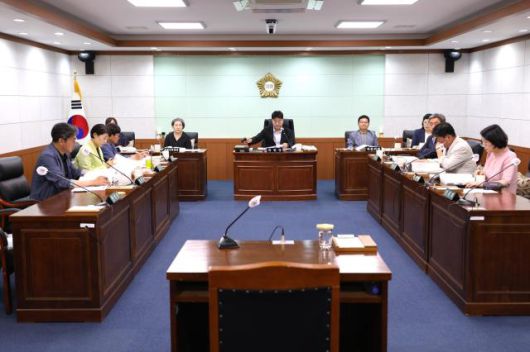 동해시의회 행정사무 감사특별위원회가 건축과, 녹지과, 상하수도사업소 소관 업무에 대한 행정사무 감사를 실시하고 있다 . [사진=동해시의회]