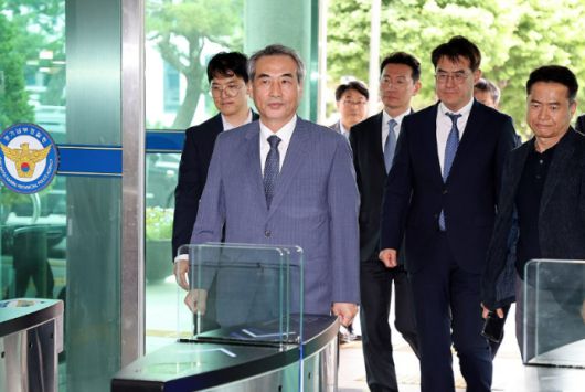 윤석열 전 대통령 부인 김건희 여사 관련 의혹을 수사하는 민중기 특검과 특검보들이 19일 오후 경기 수원시 경기남부경찰청을 방문, 김준영 청장 면담을 위해 이동하고 있다. [사진=연합뉴스]