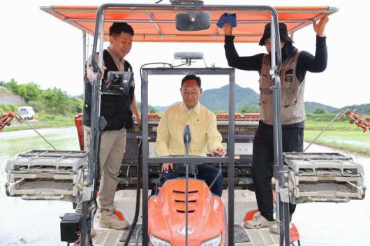 해남군은 지난 20일 해남 현산면 고현리 일대에서 농촌진흥청, 세종대학교, CJ제일제당, 농업인 등 50여명이 참여한 가운데 기후변화 대응 AI 농업기술 현장연시회를 개최했다.[사진=해남군]