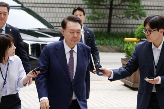 윤석열 전 대통령이 16일 서울 서초구 서울중앙지방법원에서 열린 내란 우두머리 혐의·직권남용 권리행사 방해 혐의 사건 7차 공판에 출석하고 있다. [사진=연합뉴스]