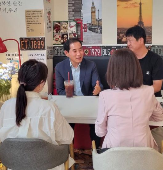 권중석 의원이 학교 민원을 해결하기 위해 서부1동에 위치한 성암 초등학교 운영위원들과 이야기 하고 있다. [사진=김규남 기자]