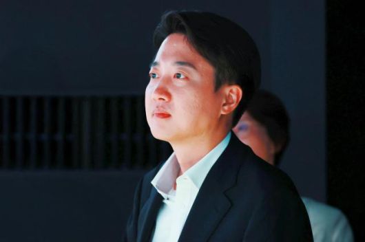 지난 18일 서울 강남구 코엑스에서 열린 2025 메타버스 엑스포에서 개혁신당 이준석 의원이 부스를 둘러보고 있다. [사진=연합뉴스]